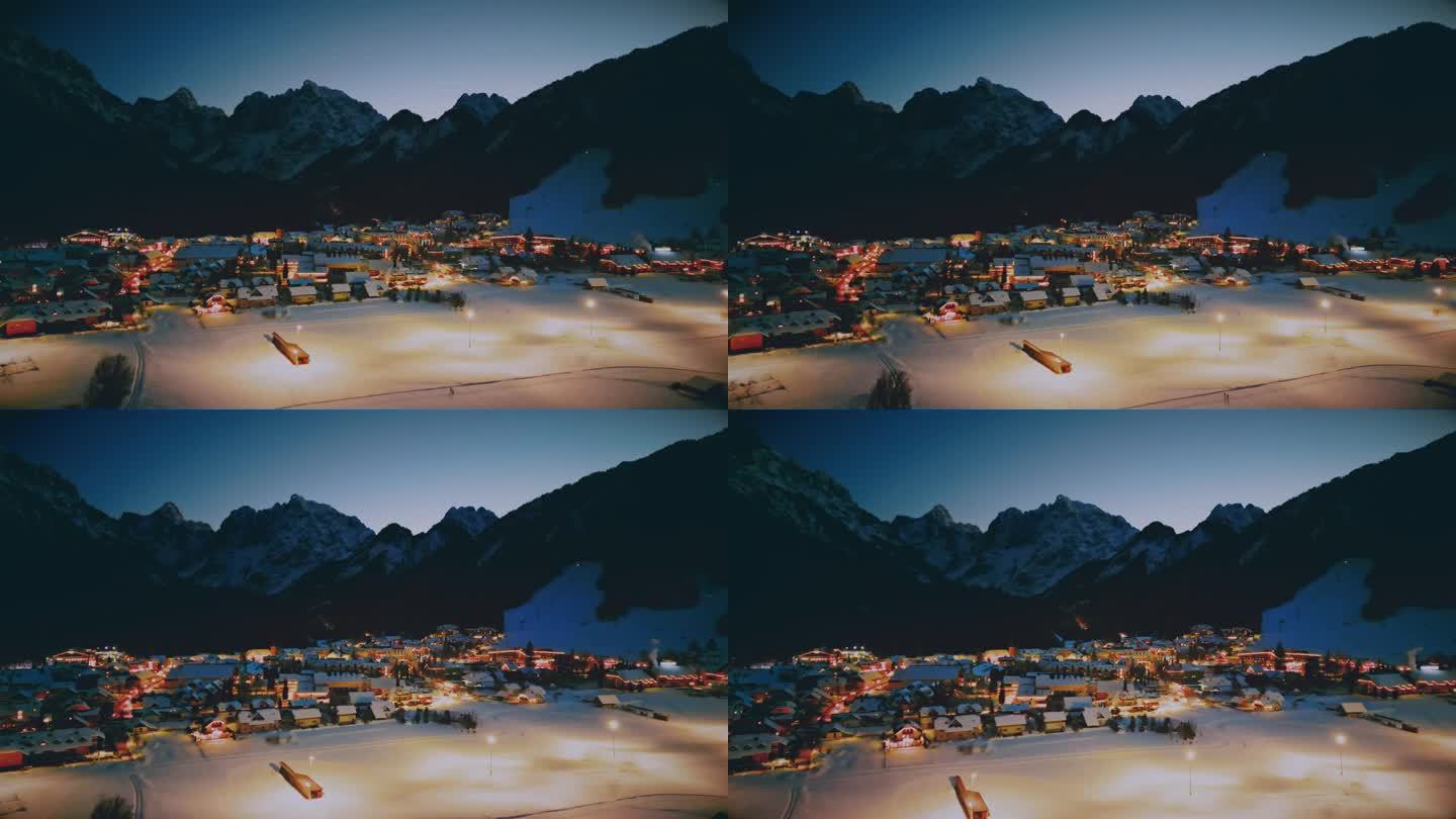 黄昏时分，白雪覆盖的山脉环绕着著名的克拉尼斯卡戈拉滑雪胜地