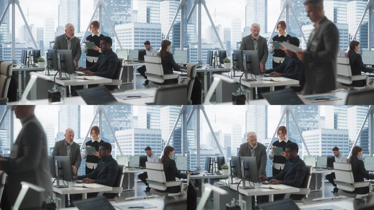 不同的同事在公司办公室的台式电脑前交谈，拥有大都市的窗口视图。黑人男性开发者用平板电脑向白人CEO及