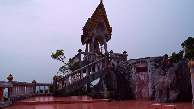 华丽的寺庙与阶梯在佛教老虎洞寺的露台。