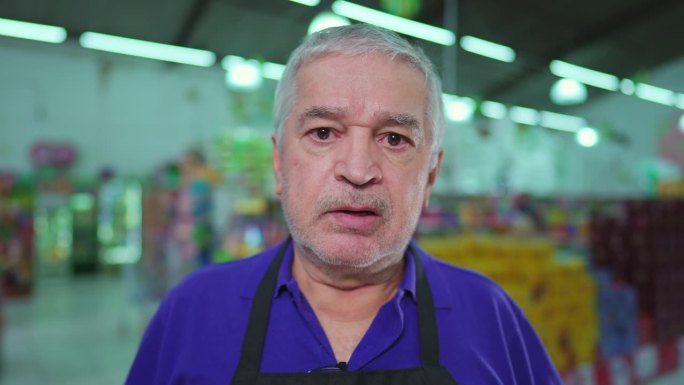 一位忧心忡忡的上了年纪的超市经理在艰难时期挣扎的写照。心事重重没刮胡子的白发老企业主