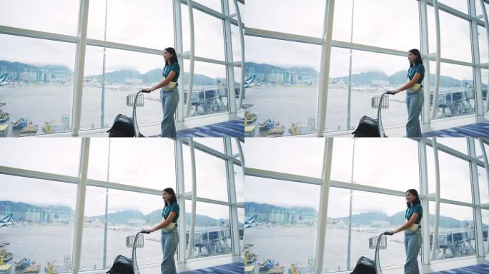 在候机楼内，一名妇女正等着登上一架客机去旅行。