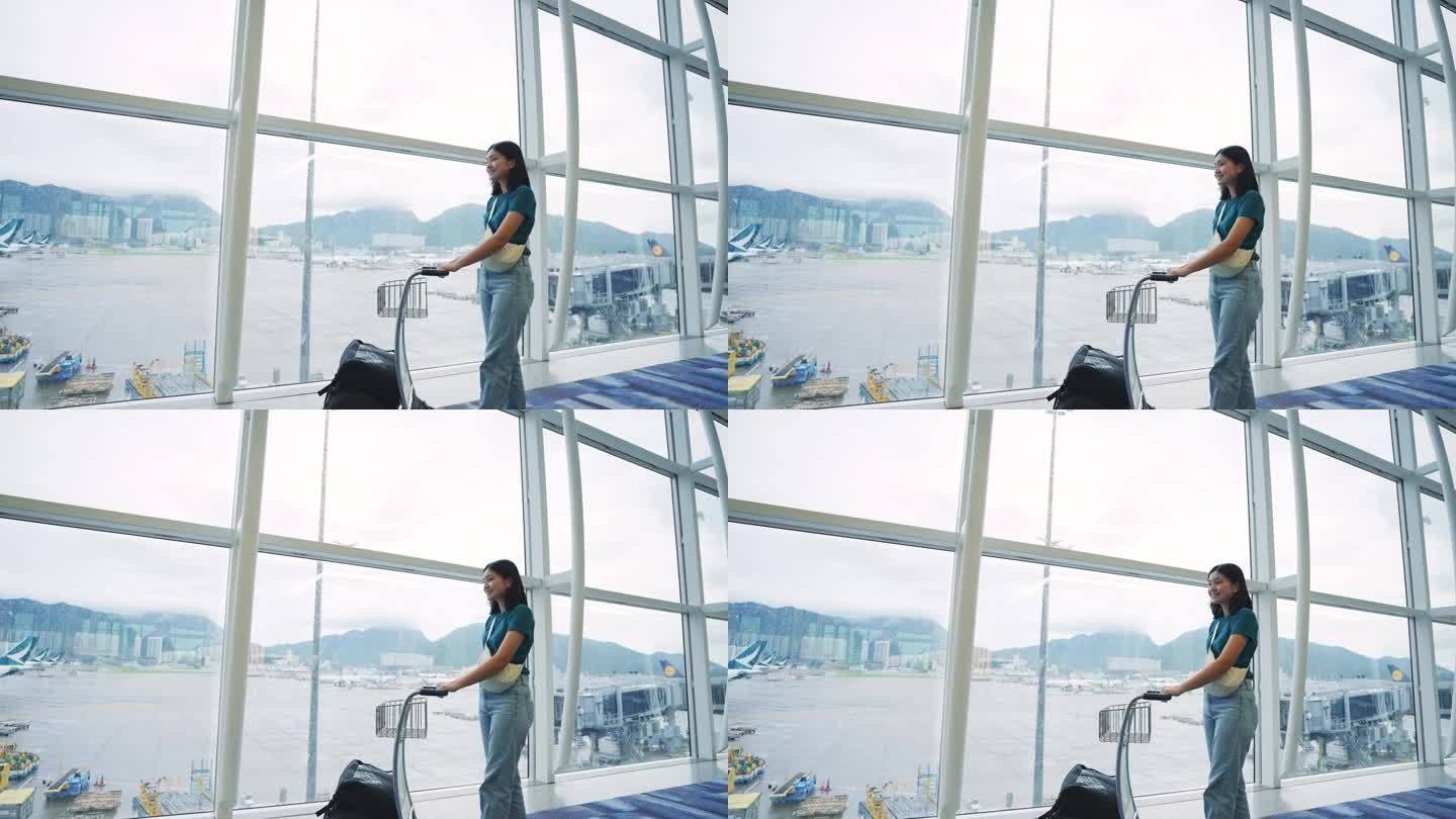 在候机楼内，一名妇女正等着登上一架客机去旅行。