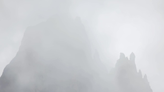 高山上的白云石，云和岩石的时间间隔