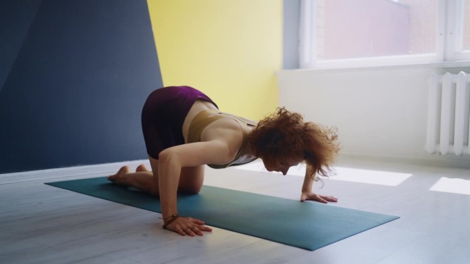 瑜伽练习室，运动女性做背部练习，预防脊柱疾病