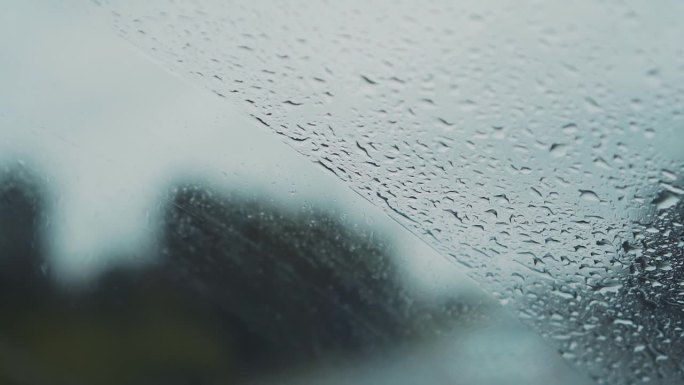 汽车雨刷把车窗上的雨滴洗掉。慢镜头拍摄