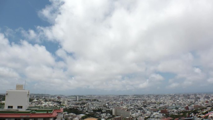 日本，冲绳，那霸:白天从高空俯瞰那霸市。