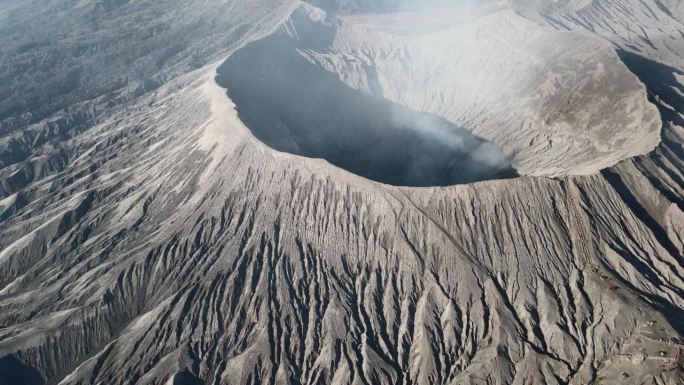 布罗莫火山月球景观。火山喷发的黑色细沙造就了这片死气沉沉的荒漠。无人机飞出，露出造物主的边缘。