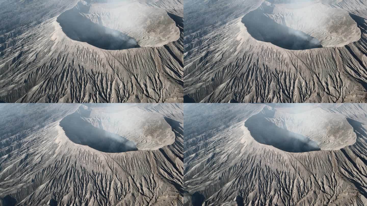 布罗莫火山月球景观。火山喷发的黑色细沙造就了这片死气沉沉的荒漠。无人机飞出，露出造物主的边缘。