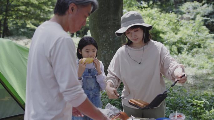 一个日本家庭在野外营地准备午餐