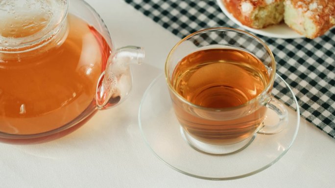 杯顶视图中的红茶。餐桌上的热茶特写，健康的早晨，排毒草药饮料。