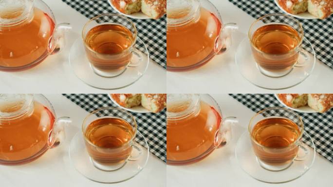 杯顶视图中的红茶。餐桌上的热茶特写，健康的早晨，排毒草药饮料。