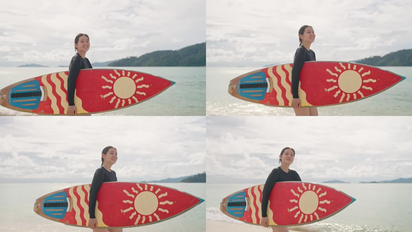 日落时分，一名女子在沙滩上拿着冲浪板