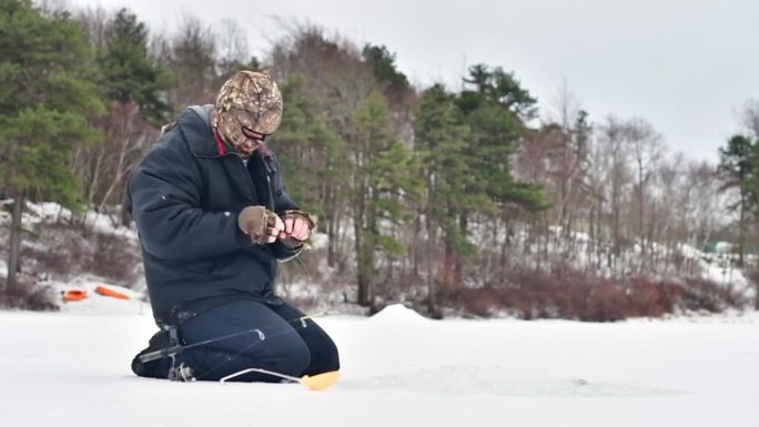 冰上渔民在冰上捕捉鲈鱼