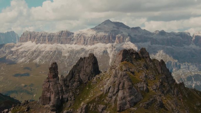 夏天在山上，度假和度假在阿尔卑斯山。空中近距离拍摄美丽陡峭的白云石山脉。户外探险。电影色彩等级
