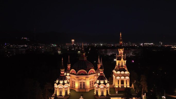 在哈萨克斯坦阿拉木图市的夜晚背景下，东正教教堂的扬升大教堂