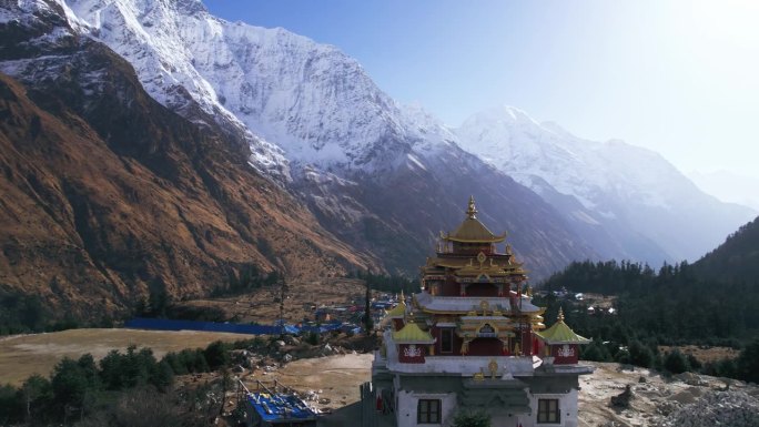 尼泊尔山寺是喜马拉雅山中部的一个精神圣地