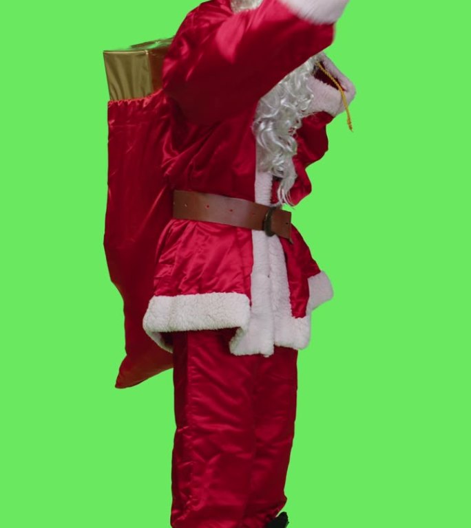 垂直视频，圣诞老人唱诗班指挥身着红色套装的侧视图