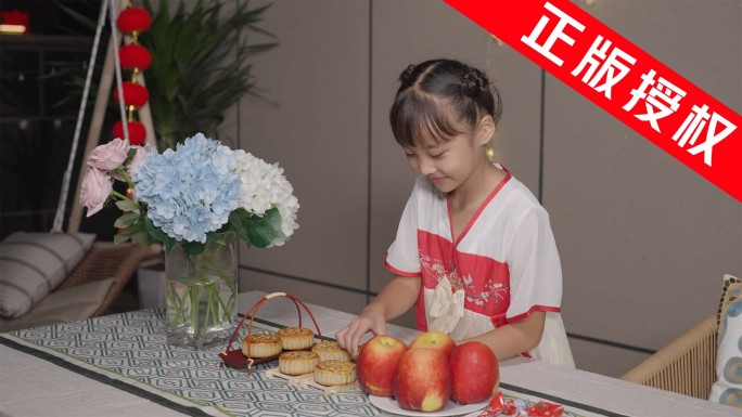 小孩吃月饼 中秋佳节 幸福生活