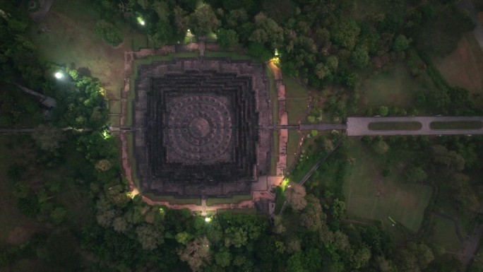 婆罗浮屠古遗址的空中无人机日出场景，这是一座9世纪的大乘佛教寺庙，位于印度尼西亚中爪哇日惹附近的马格