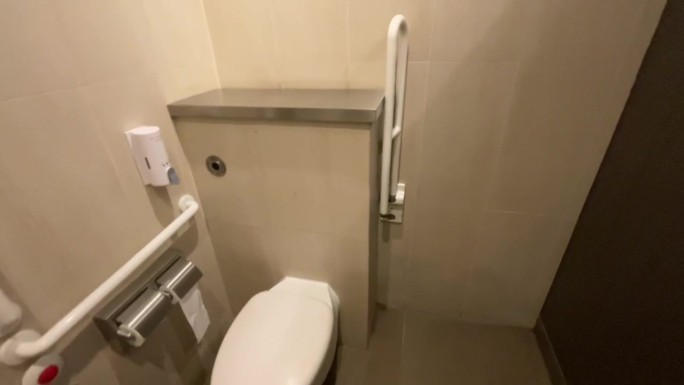 残疾人厕所的内部设施