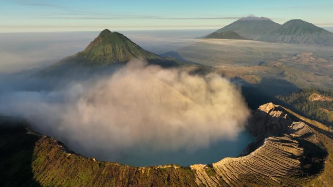 鸟瞰图环绕卡瓦伊真火山，火山口上有烟雾，绿松石湖，印度尼西亚爪哇一座活火山的硫磺开采