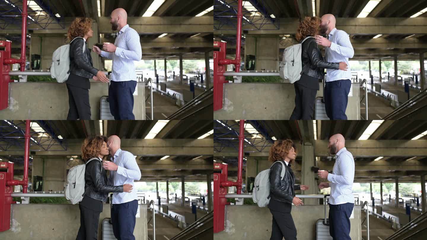 一个快乐的男人在公共汽车站遇见了一个女人，并和她打招呼