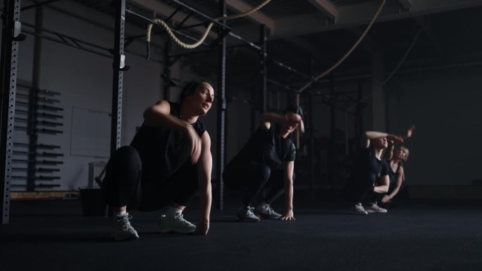 健身俱乐部有氧运动，女性在健身房做运动，团体瑜伽练习