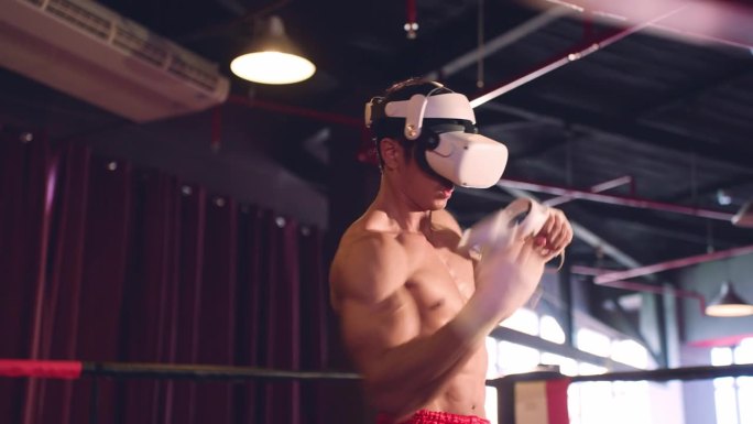 高加索运动员使用创新技术VR眼镜进行锻炼。有魅力的年轻人戴着虚拟现实耳机，拿着游戏控制器，在家里做拳