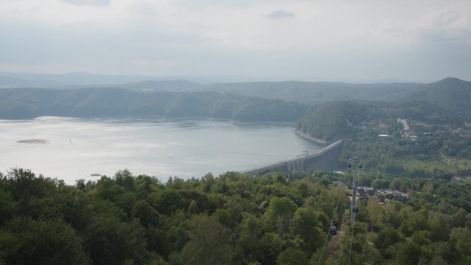 绿色森林环绕的湖泊的高角度景观