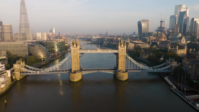 飞上伦敦塔桥，俯瞰伦敦天际线和碎片大厦