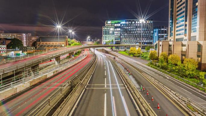 黄昏时分高速公路和高速公路上拥挤的交通运输的长时间曝光