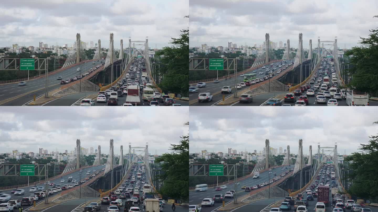 在圣多明各的高峰时间，许多汽车和卡车在高速多车道公路胡安博世桥上快速行驶。模糊运动城市交通堵塞的背景