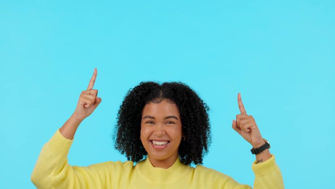 营销，一位女士在蓝色背景下微笑着指着升职。广告或演示，模型空间或赠品和女性点公告或信息