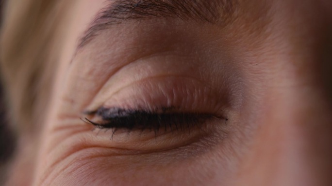 微距工作室拍摄的女人的眼睛与睫毛和瞳孔的特写