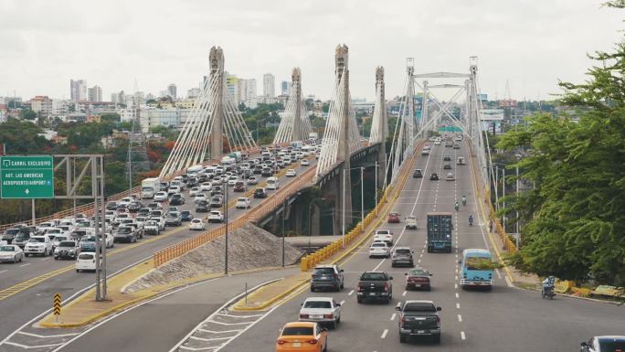 在胡安博世大桥上，圣多明各埃斯特高峰时段的汽车和卡车。