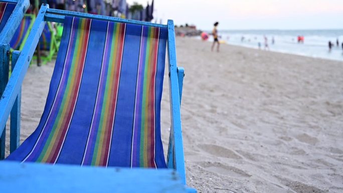 海边沙滩上的椅子沙滩，夏日旅游概念，慢动作的热带风光