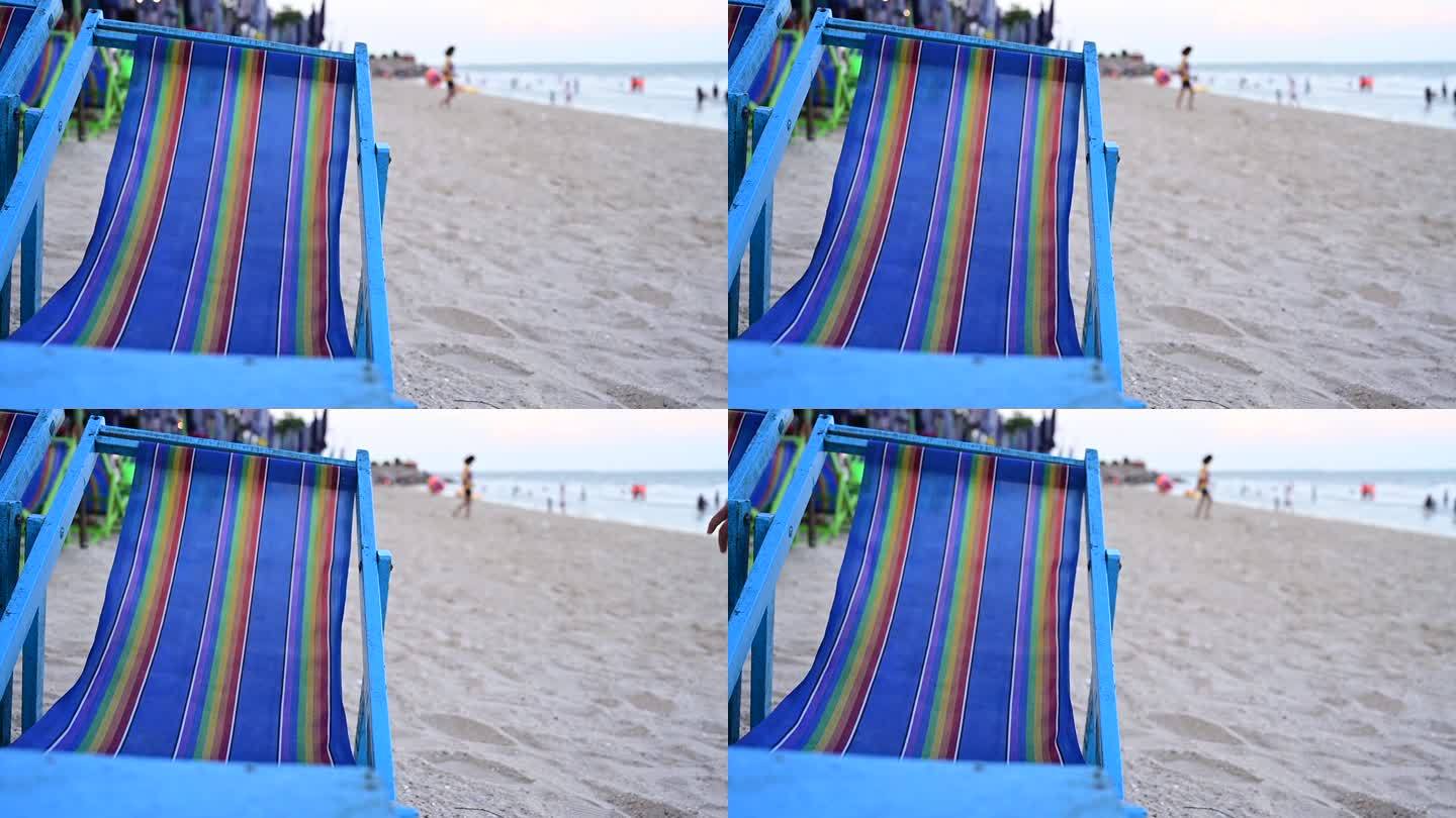 海边沙滩上的椅子沙滩，夏日旅游概念，慢动作的热带风光