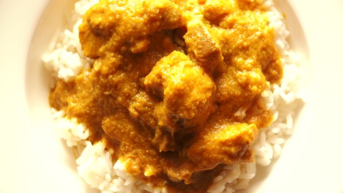 盘子里的咖喱鸡配米饭