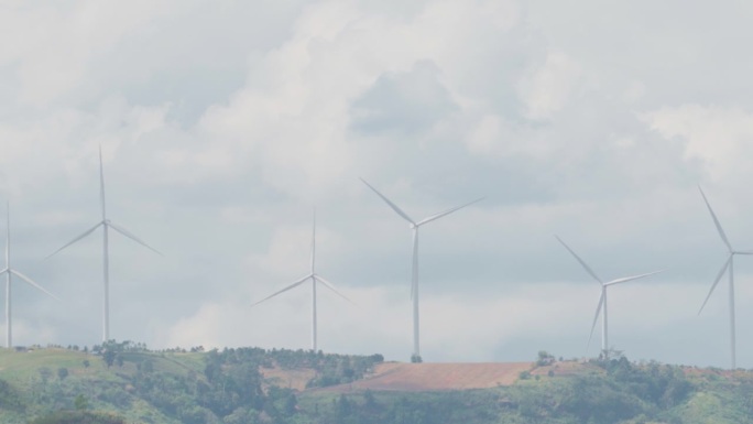 风力涡轮机发电在山上，白天的天空，可再生和清洁能源。减少碳排放对于未来的概念来说，距离很遥远。