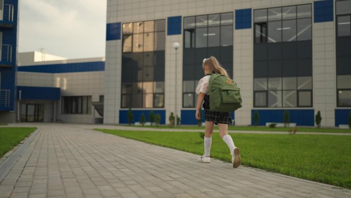 9月1日，新学年开始，背着书包的小女孩步行上学