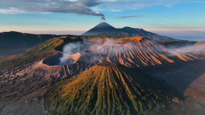 空中无人机日出场景移动的云，雾和烟雾的喷发覆盖火山Mts. Bromo, sememeru, Bat