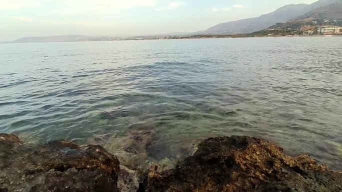 在克里特岛的乔尔乔波利斯，绿色和蓝色的大海没有人