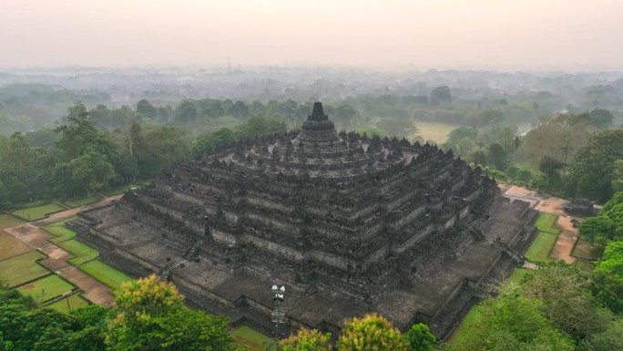 婆罗浮屠古遗址的空中无人机日出场景，这是一座9世纪的大乘佛教寺庙，位于印度尼西亚中爪哇日惹附近的马格