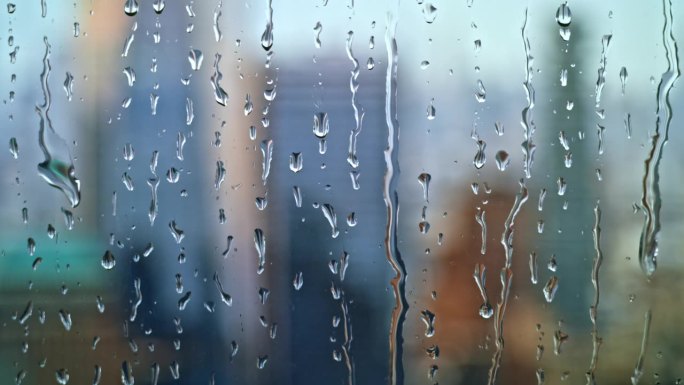 城市窗户上的雨滴玻璃特写水珠