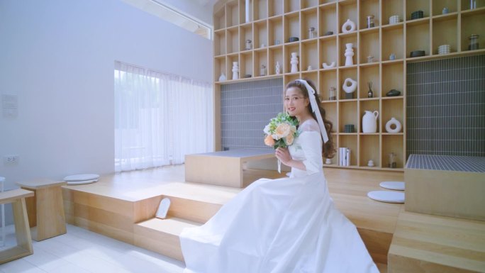 在简约风格的房间里，新娘手持一束鲜花。