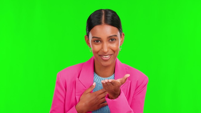 绿屏，印度女人在演播室里微笑着把手放在胸口表示感谢。聋哑人的手语、感激、符号或手语的手语、交流和肖像