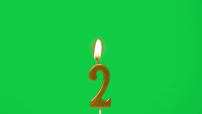 无缝循环烛光，金色蜡烛2号形状的第二年庆祝被点燃。火焰在烛芯摇摆和闪烁孤立的绿色屏幕背景，水平帧率6