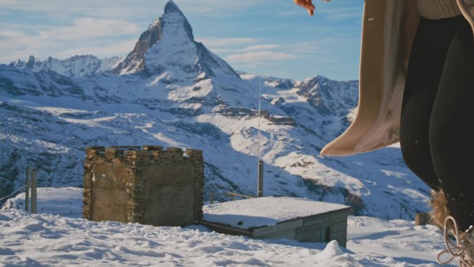 一名身份不明的时尚女子在马特洪峰的深雪中奔跑