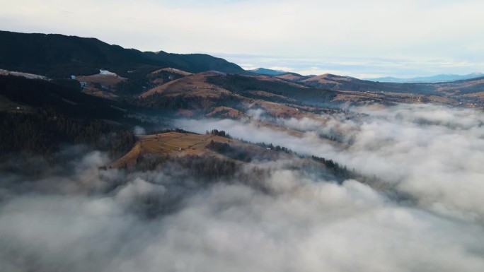 飞过山顶的云层。山峰高耸，清晨日出，自然景观优美