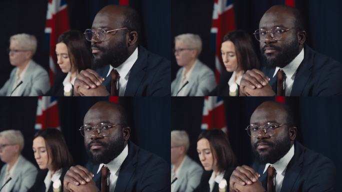 自信的黑人男性总统在政府会议上的肖像